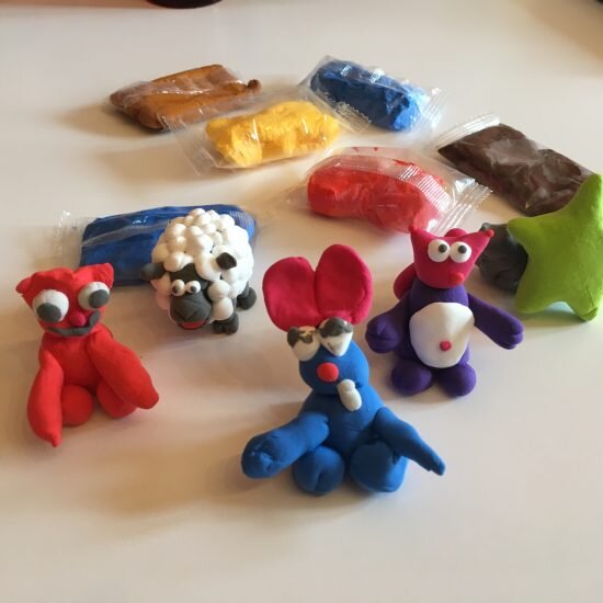 Лепить из “липаки” (воздушного пластилина). Это наш с детьми любимый вид пластилина. Потому что он не липнет к коврам и не пачкает поверхности, а дети его любят за мягкость, податливость, яркие цвета и высыхаемость фигурок.