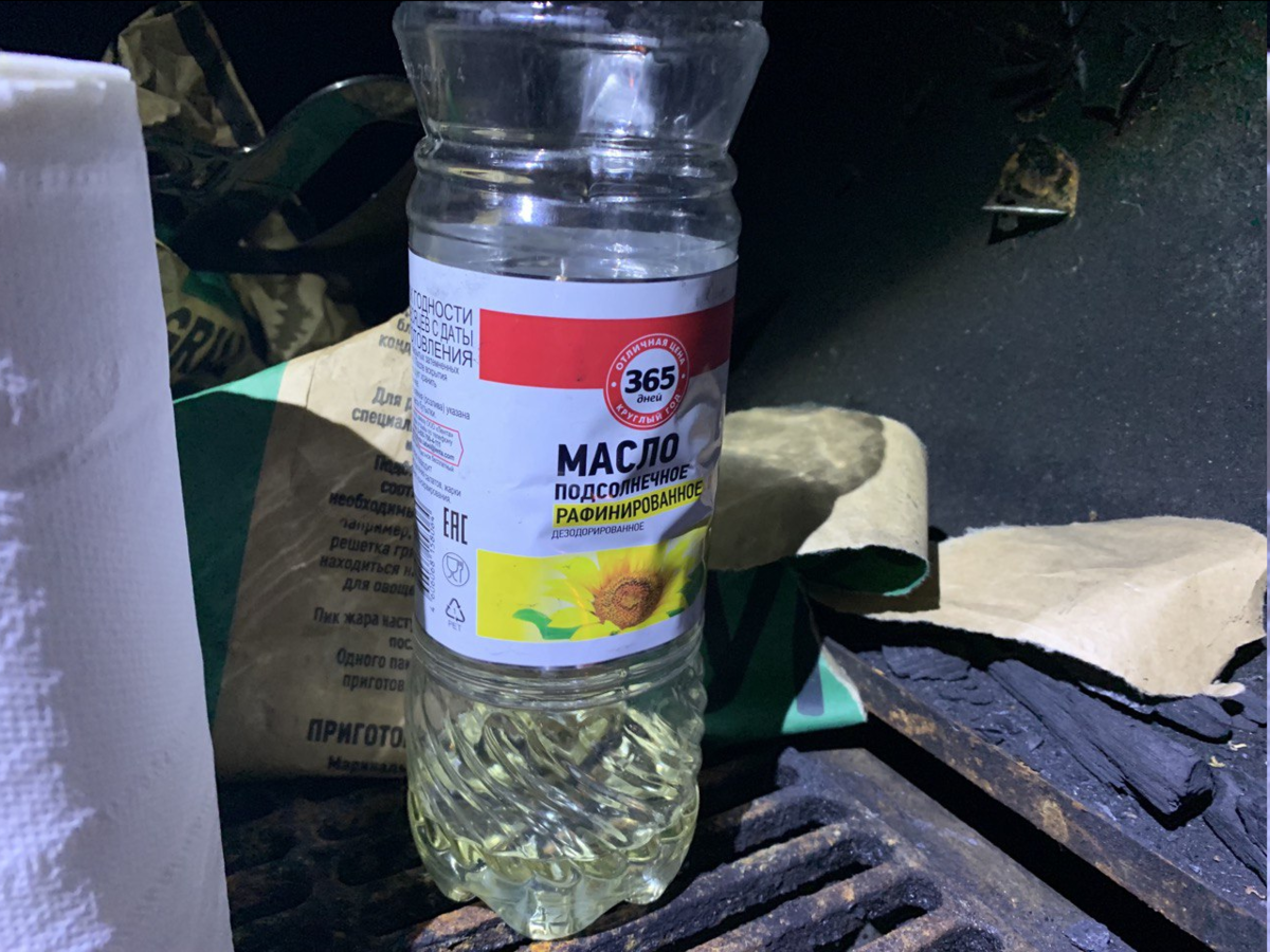 Одной бутылки масла хватает на 15-20 раз. Если не экономить.