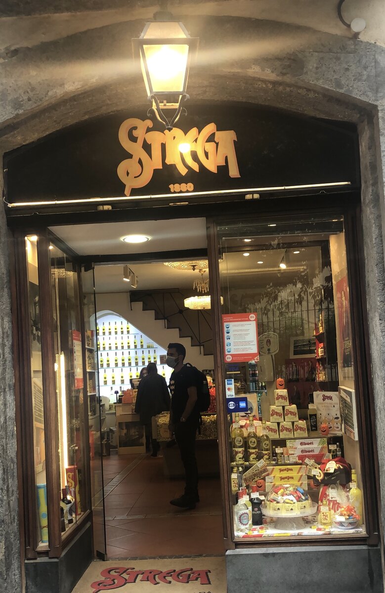 Магазин Strega в историческом центре Неаполя (Фото автора) 