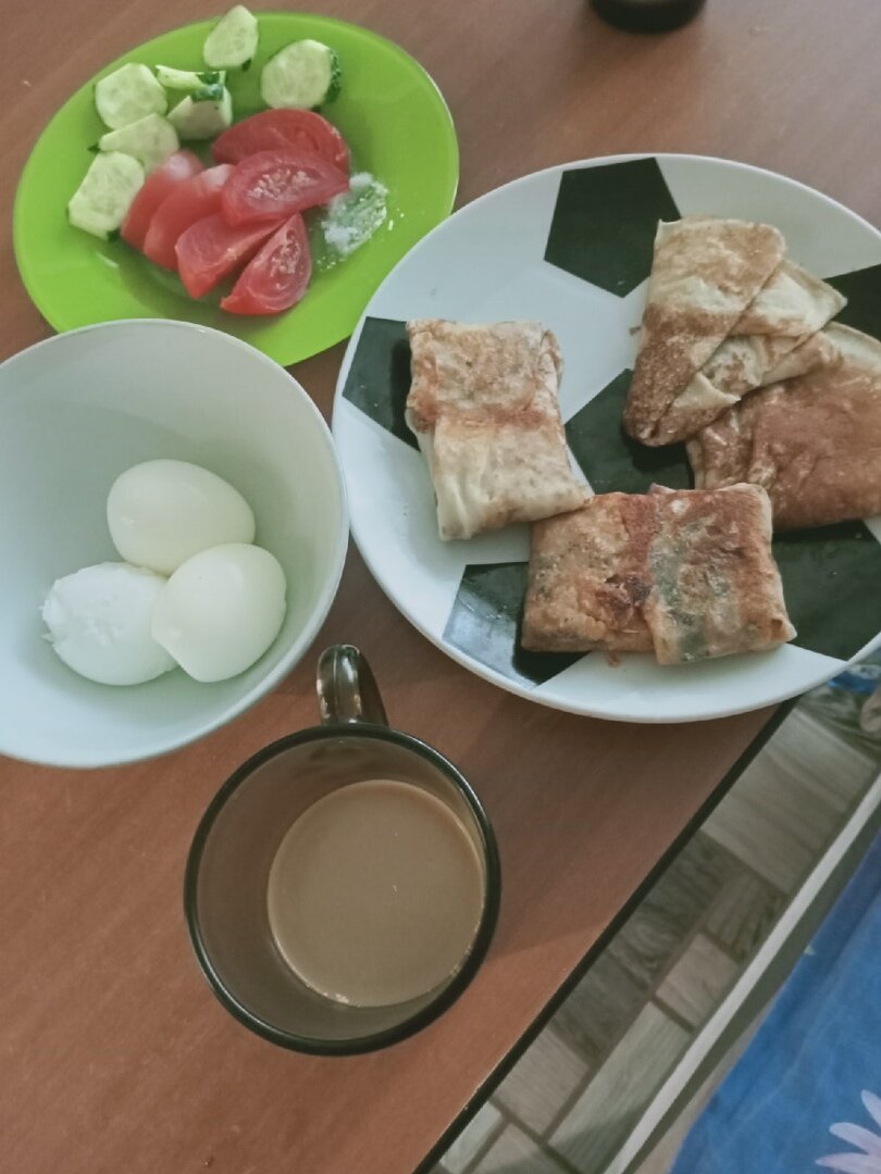 На фото уже процесс завтрака) Всем было по 3 фаршированных и 3 простых блинчика.