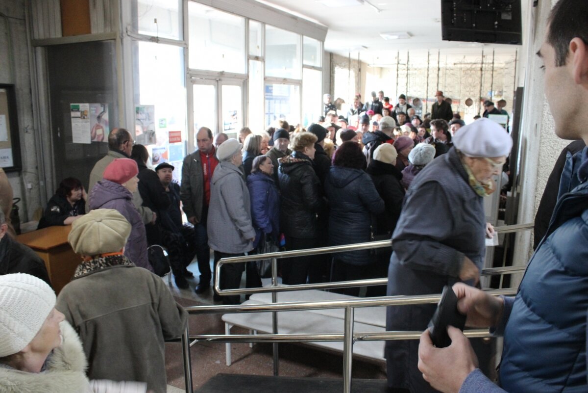 Очередь в поликлинике право. Очередь в поликлинике. Огромные очереди в поликлинике. Большая очередь в больнице. Большая очередь в поликлинике.