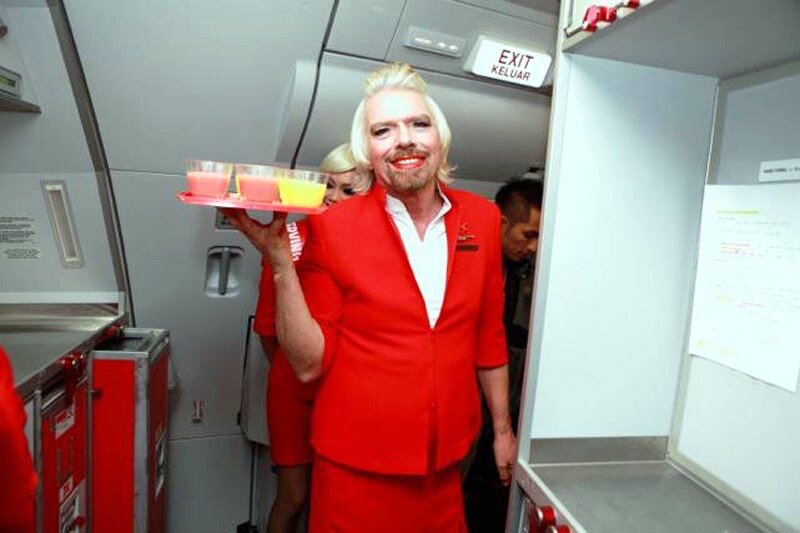 Свежевыжатый сок, заказывали ?😁 (На фото Основатель авиакомпании Virgin Airlines, британский миллиардер Ричард Брэнсон поработал стюардессой на рейсе своего конкурента после проигранного пари). 