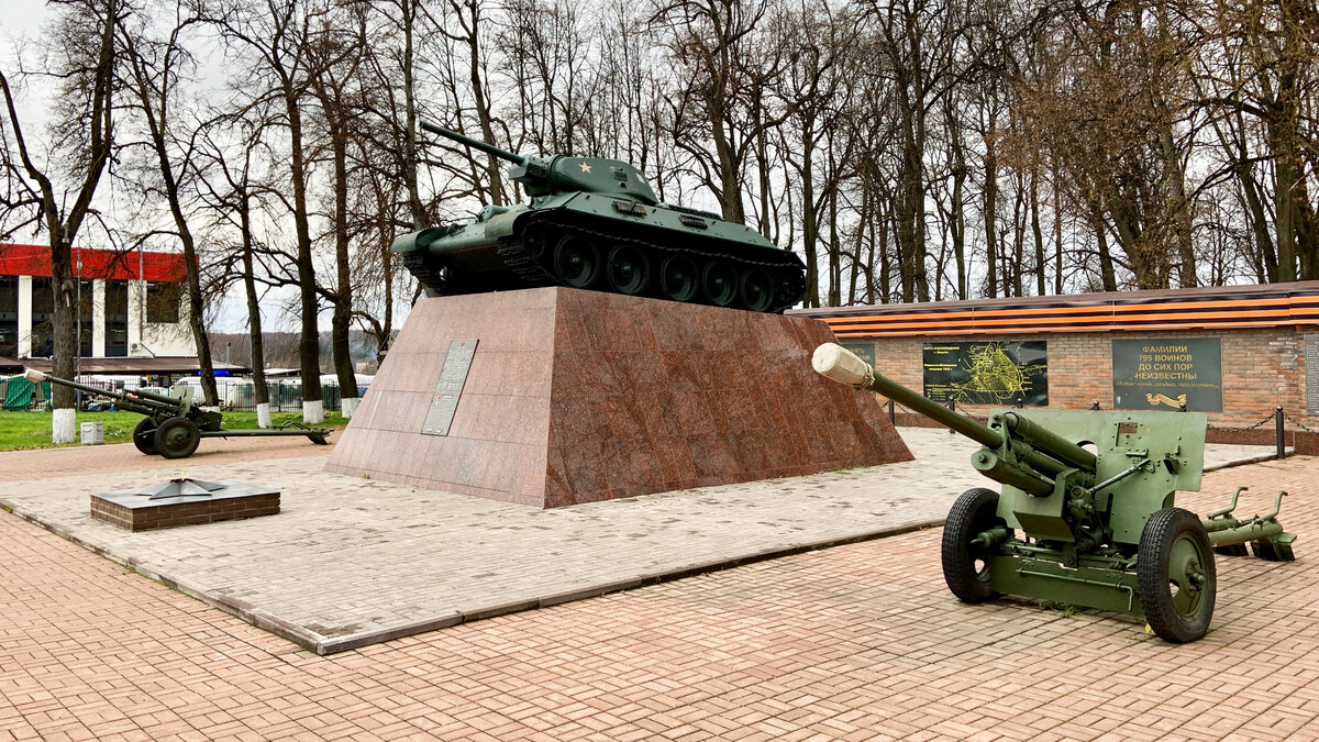 Мемориал в Медыни, помимо танка Т-34-76, составляют две 76-мм дивизионные пушки ЗИС-3, производство которых началось в декабре 1941 года.