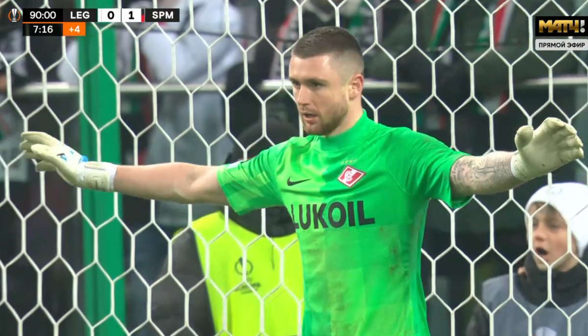 Скриншот Матч ТВ. Александр Селихов готовится отразить пенальти