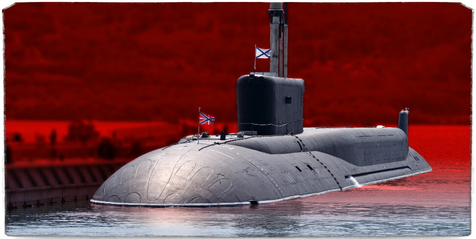 Источник: Минобороны России. Существует два варианта "Бореев" - 955 и 955А. Визуально отличить их довольно просто - у базового варианта (в кадре) имеется характерный ракетный "горб".