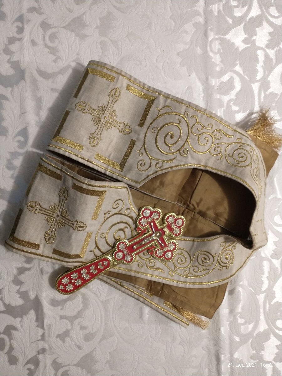 Набор священника - крест и епитрахиль.