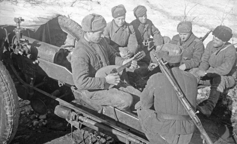 Расчет советской 76-мм полковой пушки образца 1927 года в минуты отдыха между боями. Фото: waralbum.ru