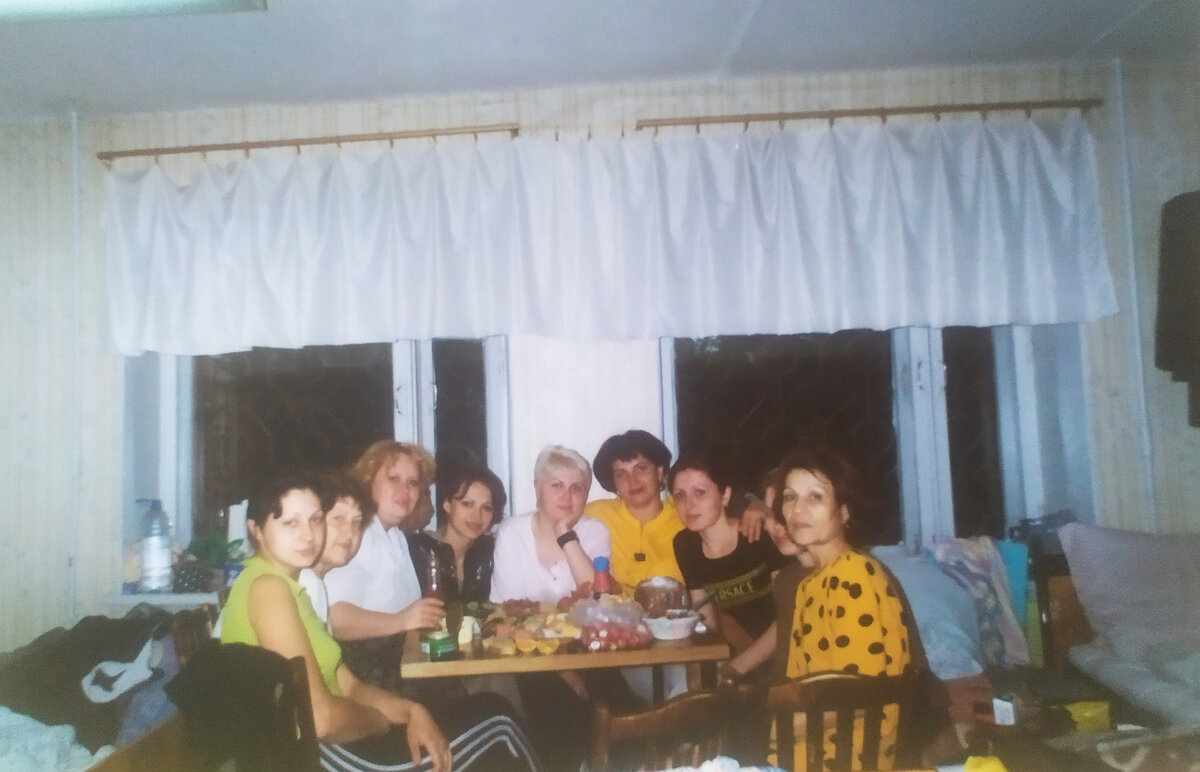 Общежитие для студентов. Хорошая компания у нас подобралась. Четверо участников и их сопровождающие