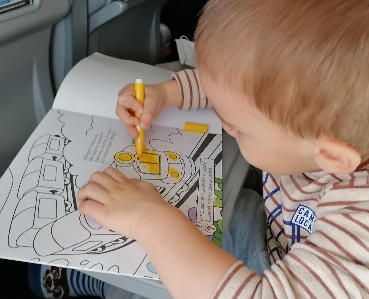 Увлечён раскрашиванием, даже телефон с роликами забросил.