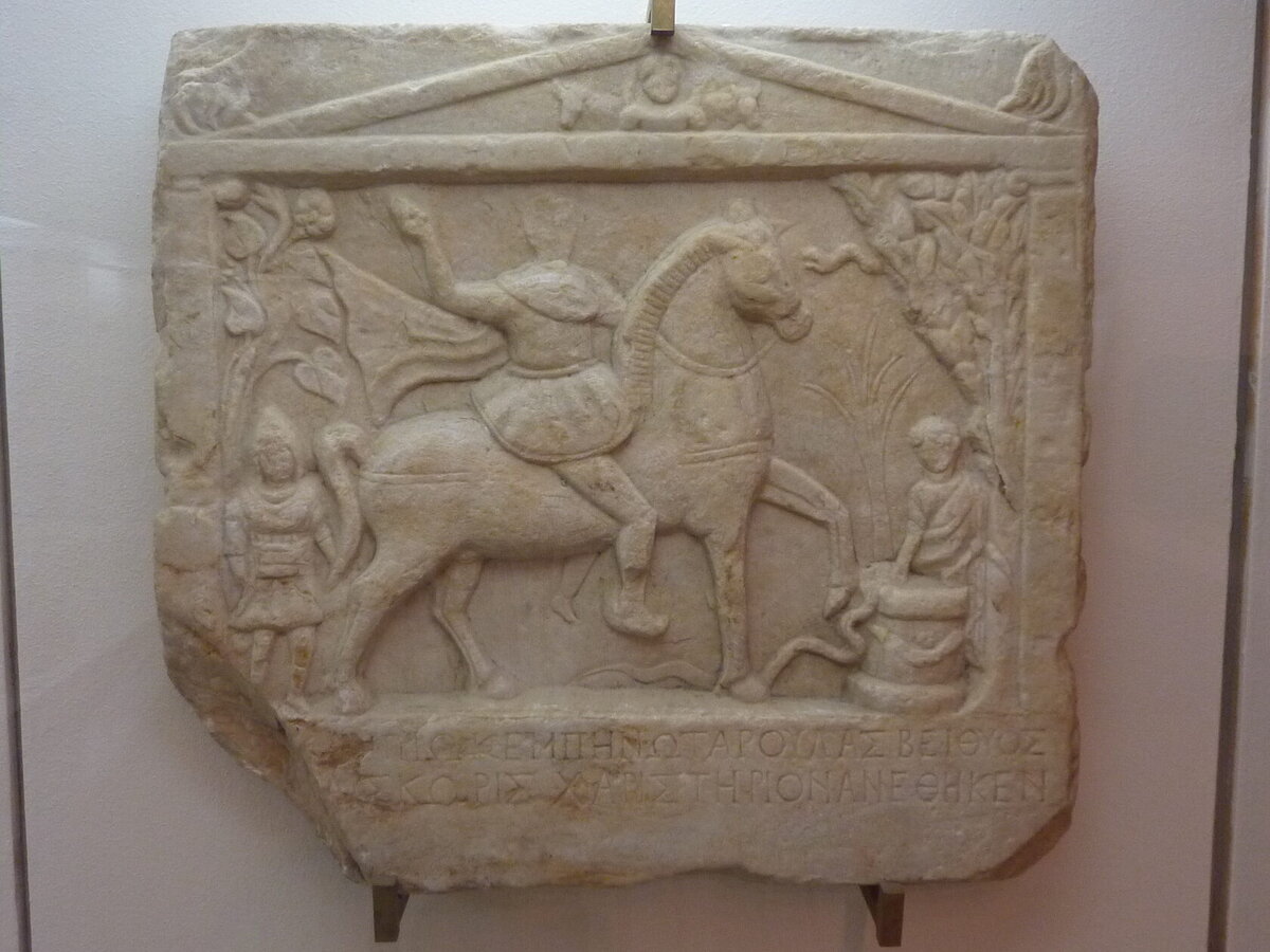 Фракийский всадник (Асклепий), II век. Археологический музей Бургаса.
