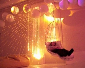 Как правило, эта комната имеет мягкое покрытие, настенные и напольные маты. В ней присутствуют пуфики и подушечки, кресло-качалка, повторяющее контуры тела человека, сухой бассейн с безопасными зеркалами. Она снабжена световыми приборами, которые создают рассеянный свет, обладают фибероптическим эффектом  (звездное небо, звездный дождь), подвешенными подвижными конструкциями (зеркальный шар, сухой дождь). Такая комната дополняется установкой для ароматерапии и музыкальной системой для воспроизведения.