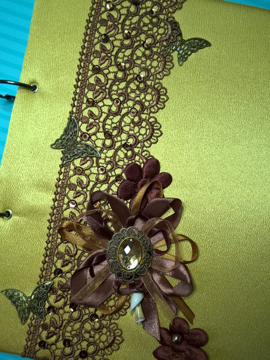 Обложка альбома на кольцах.