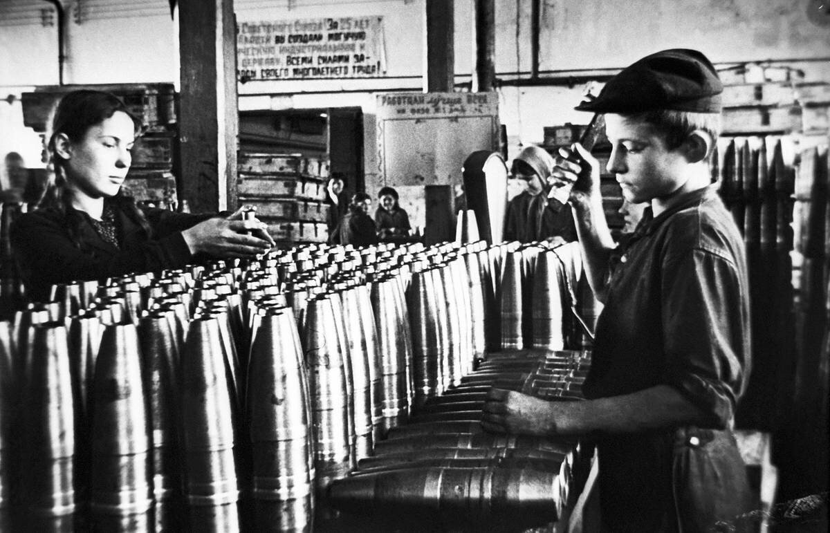 Дети на заводах во время ВОВ 1941 - 1945 г. Фото из сети Интернет.