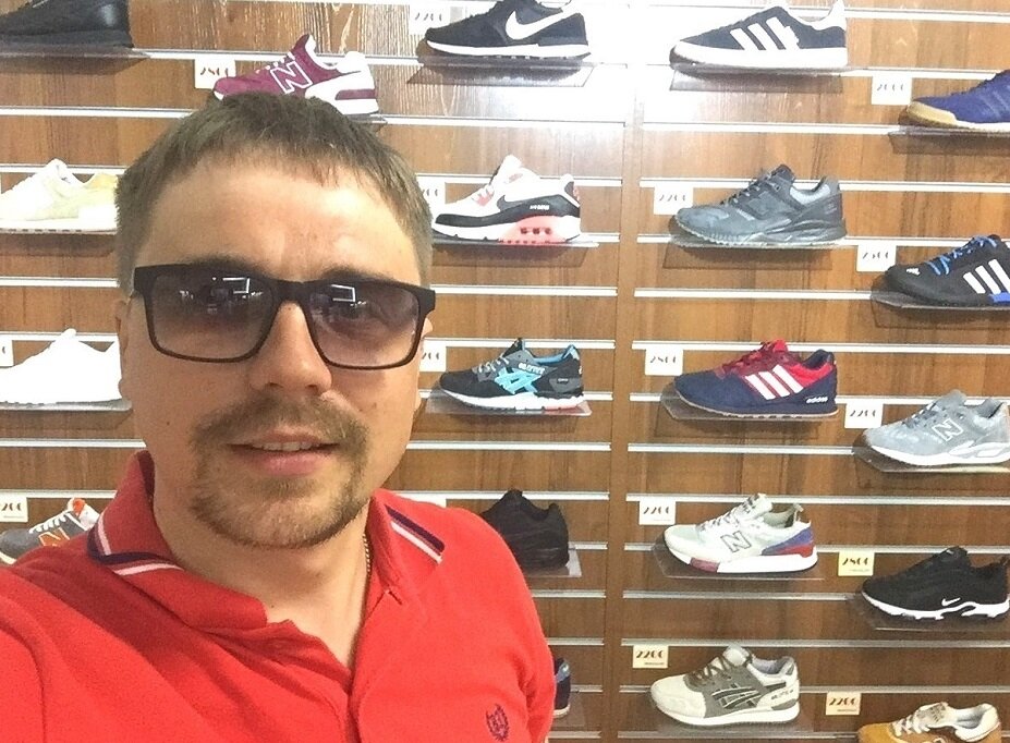 Кузьминых Станислав Вадимович в своём магазине кроссовок. Фото для статьи "Бизнес с минимальными вложениями. Личный опыт открытия бизнеса с вложениями менее 10 тысяч рублей!"