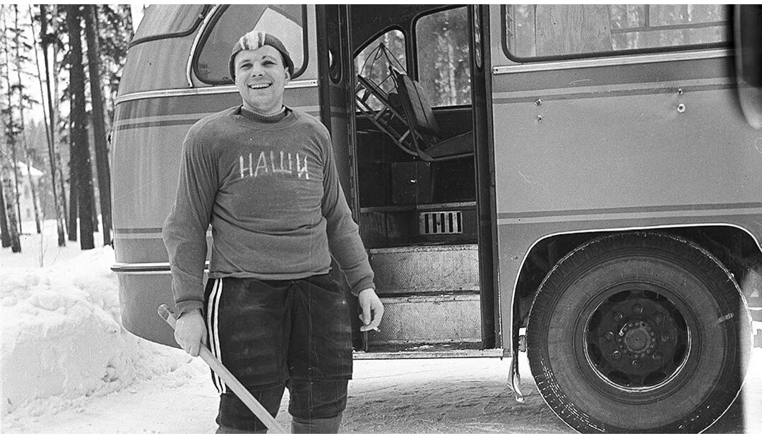 Юрий Гагарин перед хоккейным матчем.