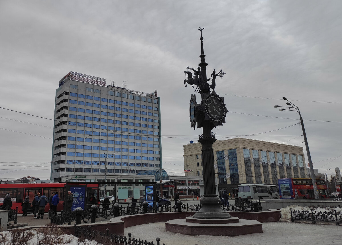 Старинные часы в начале улицы. Рядом с метро "Площадь Тукая".