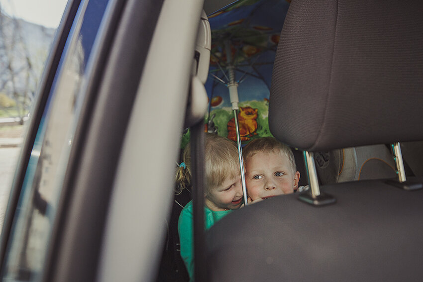 Я люблю путешествовать с детьми на машине, поэтому у нас много фотографий снятых с моей точки зрения — вечного водителя — тогда и сейчас..