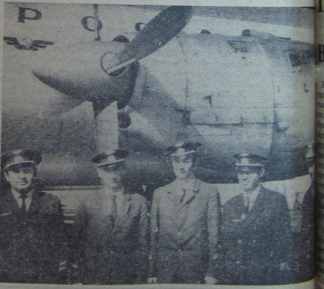 Экипаж О.М. Смирнова после выполнения первого рейса возле самолета СССР-75659. Фото А.Волгина, газета «Советский Пилот» от 10 апреля 1972 года.