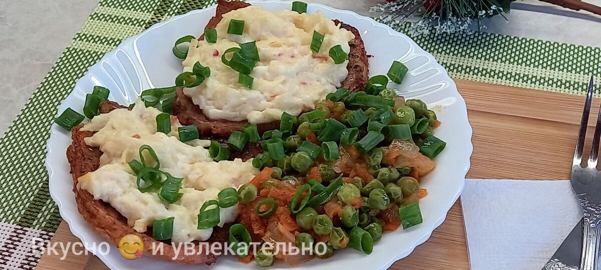 Мясо с яблоками в духовке