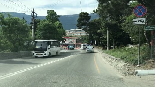 Подъезд к Ялте сегодня. Приглашаю Вас посмотреть на обстановку на дороге и Ялтинский амфитеатр—ялтинская полоса гор, имеет форму амфитеатра.