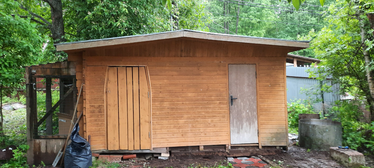 Вуаля! Нижние доски обшивки отпали еще при перекосе и мы их приколотим обратно. Осталось покрасить и жить себе дальше.