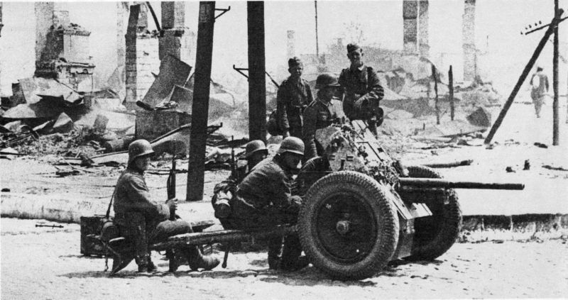 Расчет немецкой противотанковой 37-мм пушки PaK 35/36 на улице белорусского города Гродно, захваченного в ночь с 22 на 23 июня 1941 г. 