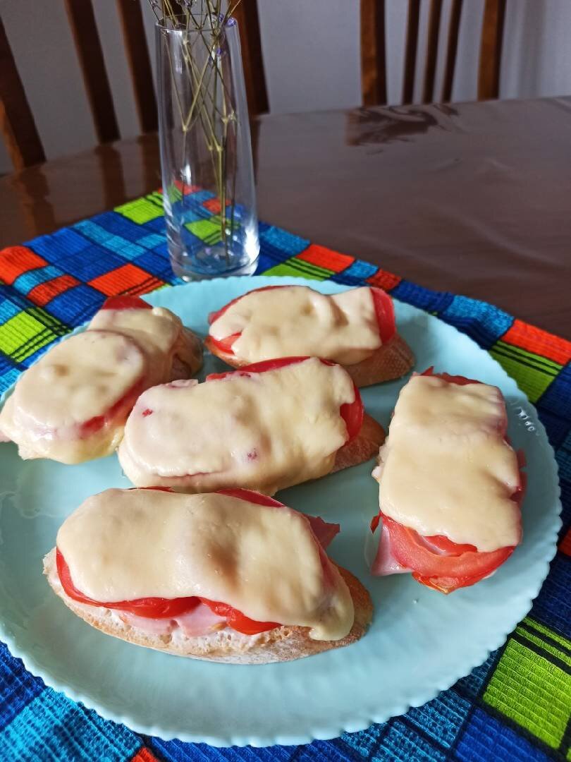 Горячие бутерброды с сыром и колбасой в духовке | Овкусе.ру - Ежедневная  готовка в радость! Пошаговые рецепты с фото | Дзен