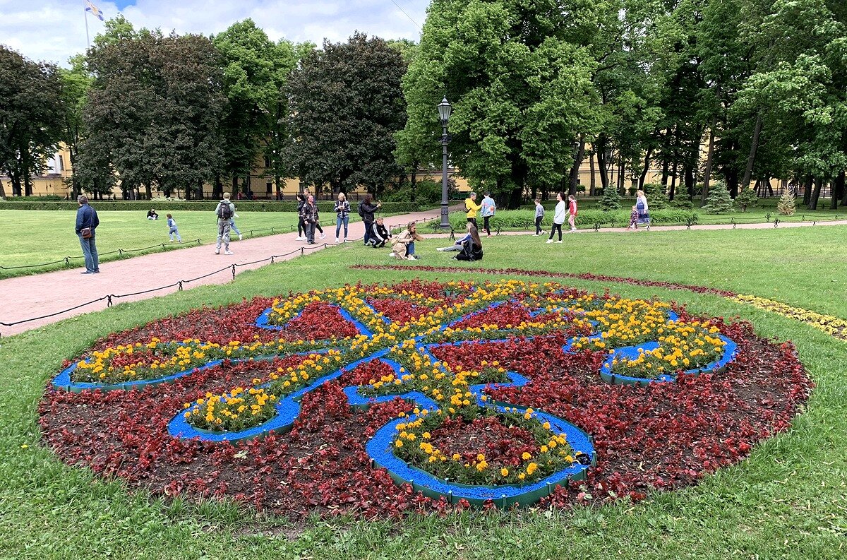 Клумба 7. Олимпийский сад Санкт Петербург. Александровский парк Санкт-Петербург пикник. Александровский сад Санкт-Петербург метро. Пикник в Александровском саду Санкт-Петербург.