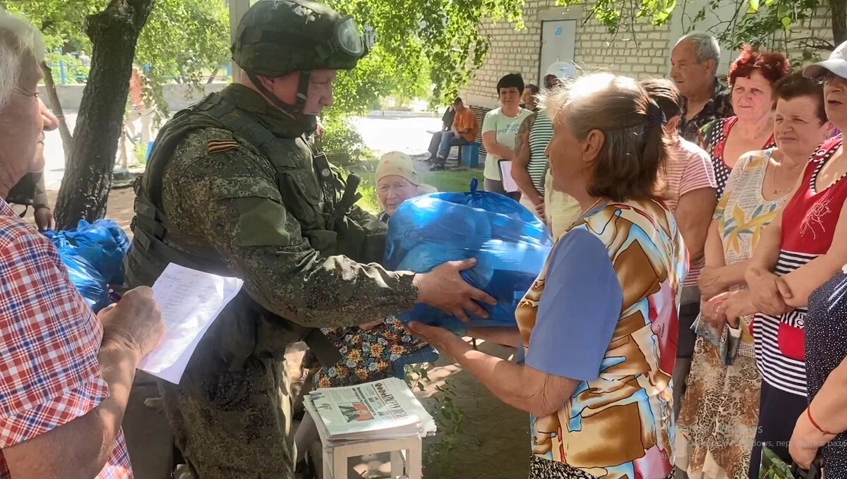 Подполковник Сергей с жительницами Изюма