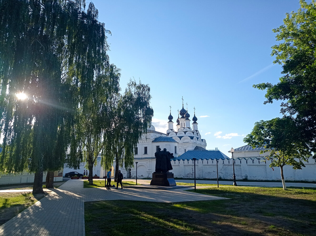 Площадь Крестьянина в Муроме. Памятник святым Петру и Февронии. Вид на Благовещенский монастырь