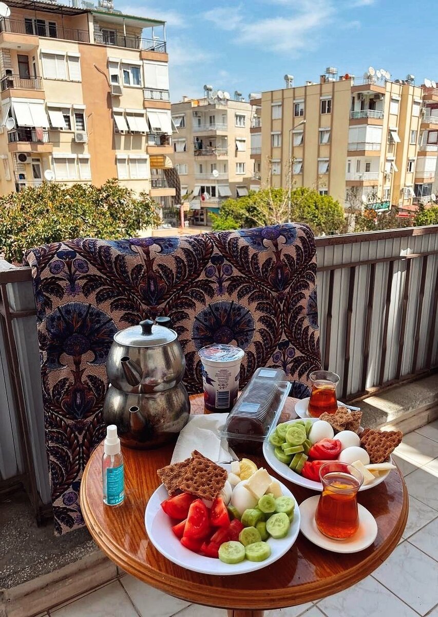 Наш традиционный завтрак на большом балконе