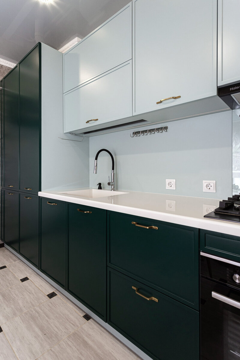 Изумрудные фасады кухни