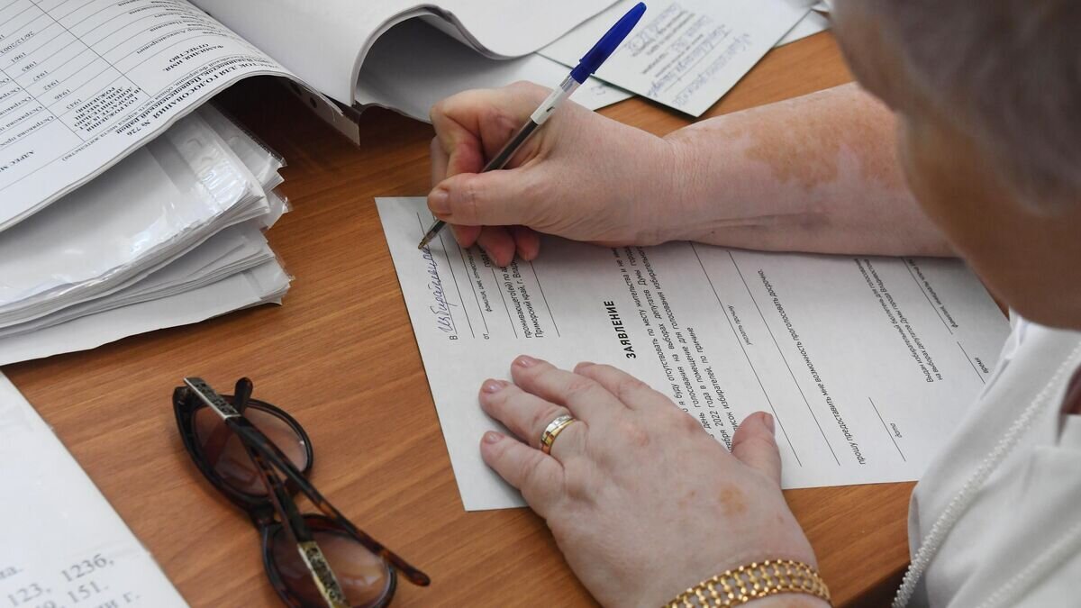    Избирательница заполняет заявление во время досрочного голосования на выборах депутатов Думы города Владивостока© РИА Новости / Виталий Аньков