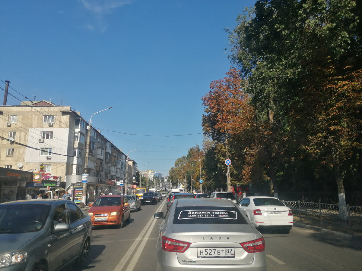 Бесконечный поток машин в Симферополе