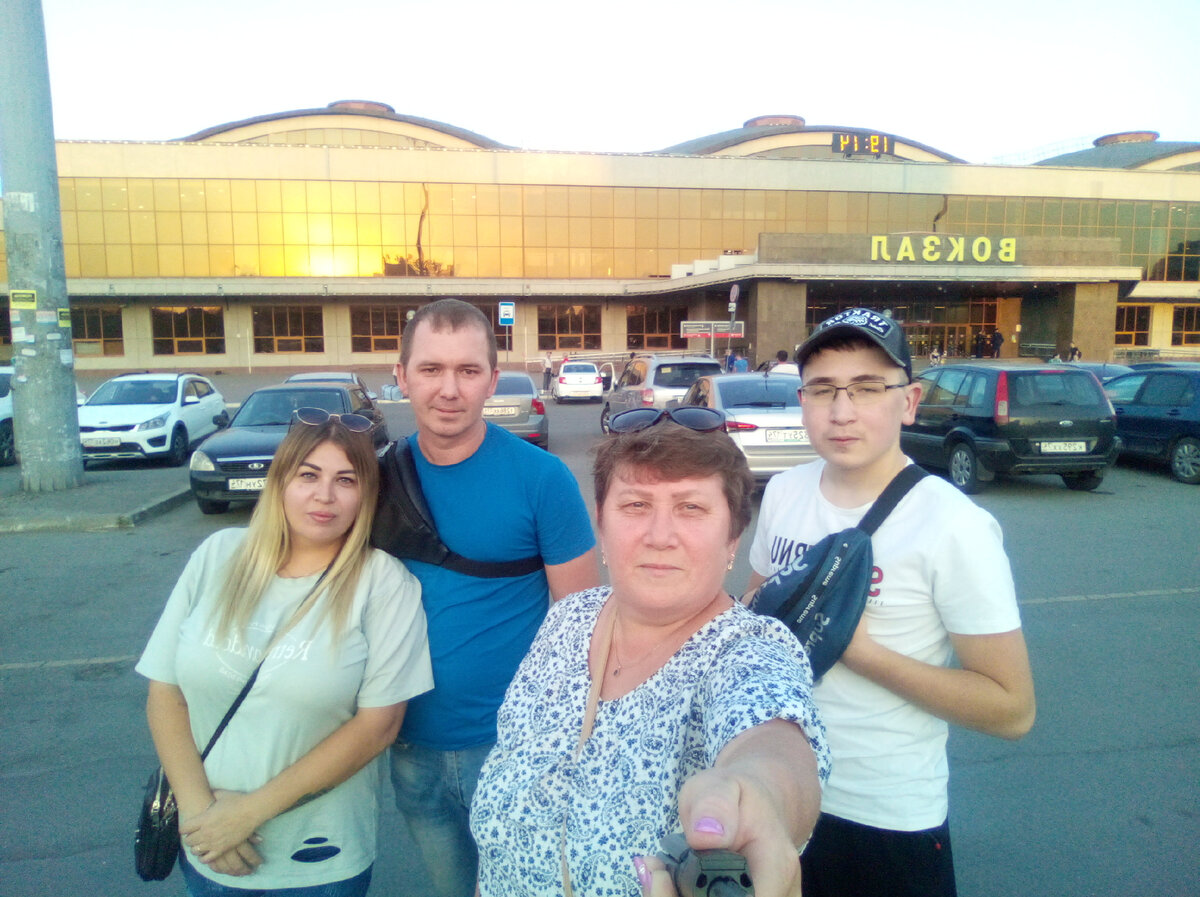 Я,дочь Юля(справа от меня),зять Толик и сын Максим(слева от меня).