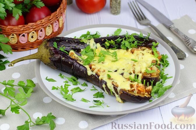 Баклажаны с помидорами, сыром, чесноком и майонезом на сковороде