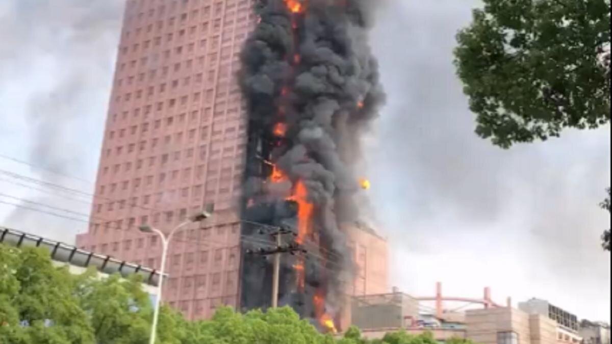    Горящее здание и густой черный дым:twitter.com/Xinyan_Huang