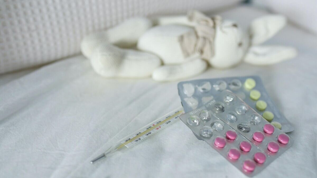    Термометр и лекарства на детской кроватке© Pexels / Polina Tankilevitch