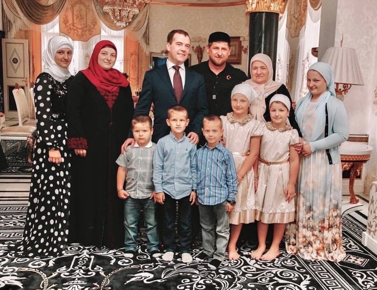 Фото жены кадырова рамзана сейчас День чеченской женщины отмечают 18 сентября: история и традиции праздника, все ж