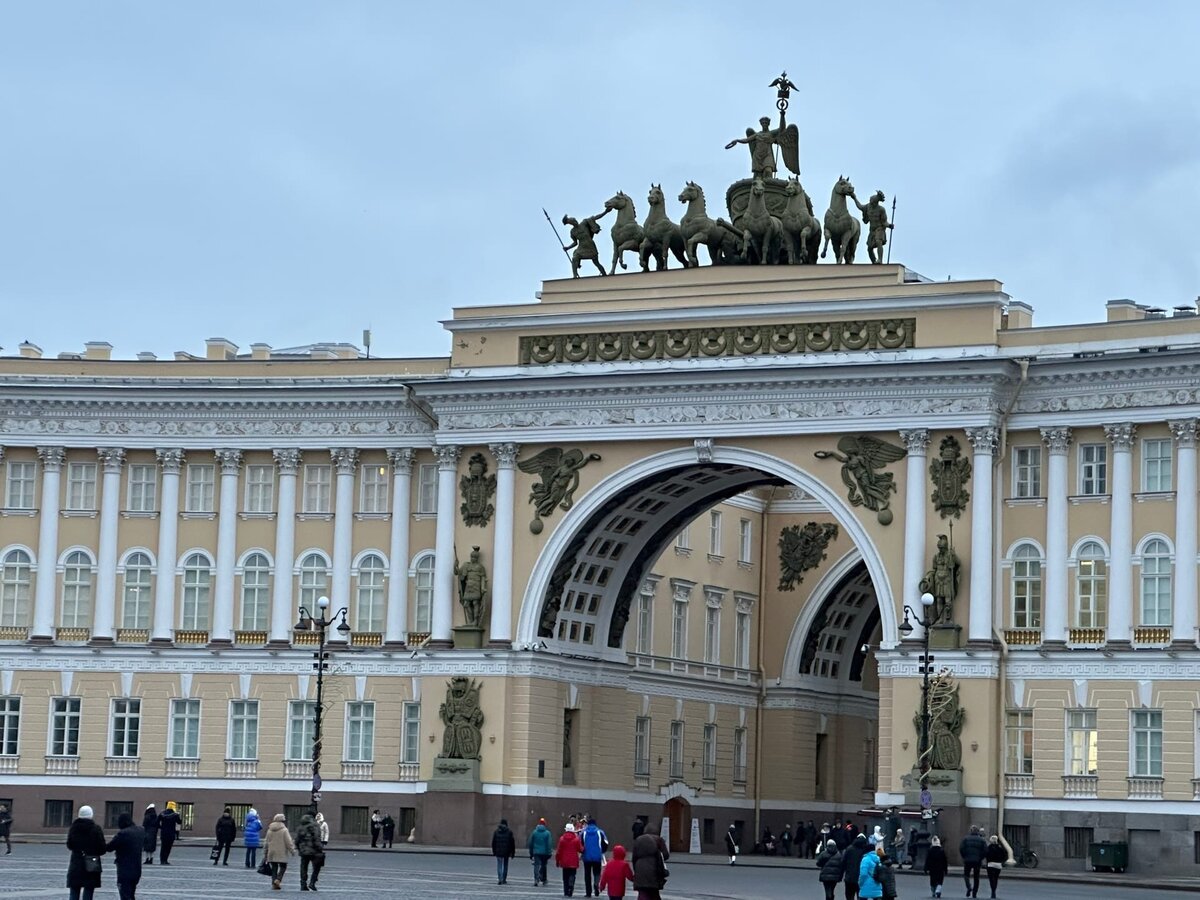 Пусть будет "безликая толпа" на фоне величественных зданий Санкт-Петербурга. Дочь снабжает фотографиями из города на Неве.