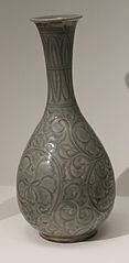 Hornos de Yaozhou, provincia de Shaanxi. Dinastia Song (960-1279). Gres cubiertos de celadon. Decoracion incisa. Museo Guimet. Legado Michel Calmann, 1977, MA 4182. Фото Miguel Hermoso Cuesta, по лицензии CC-BY-SA-4.0