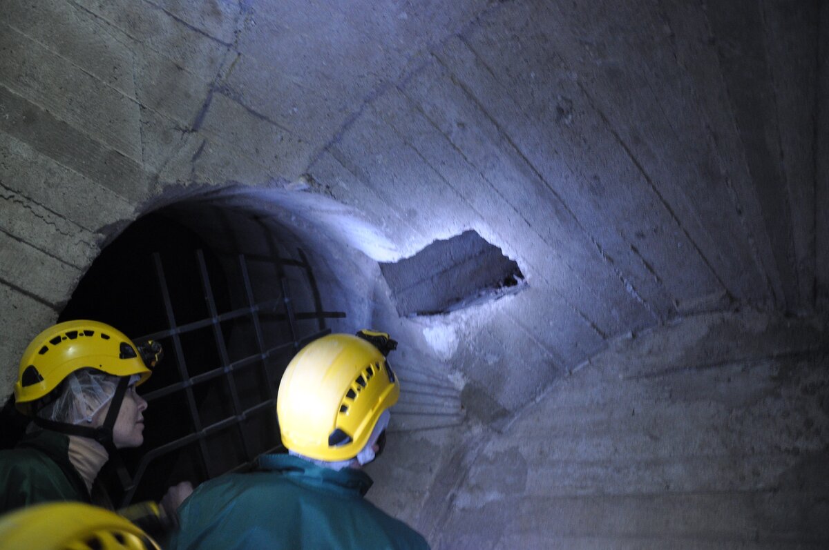 Воздуховодная шахта вверх. Через такую даже ребенок не пролезет.