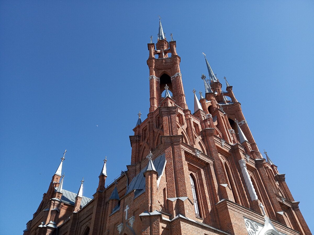  Стиль - неоготическая псевдобазилика.