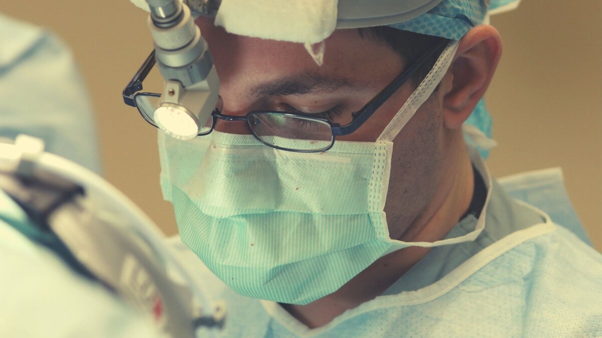 Операция проходит под наркозом.