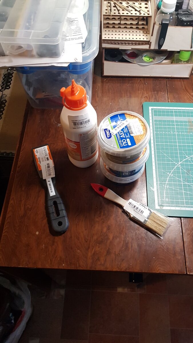 Нам понадобиться: Плита ПВХ-продается в любом строительном магазине, стоит пару сотен рублей. Банка ПВА, шпаклевка по дереву, кисть малярная, канцелярский нож.