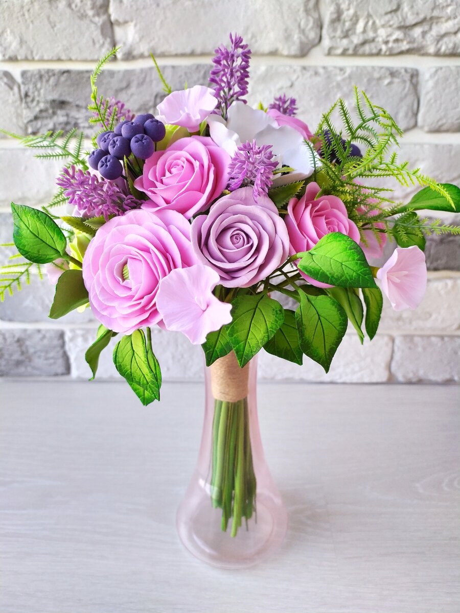 Букет с розовыми розами, лютиками и анемонами