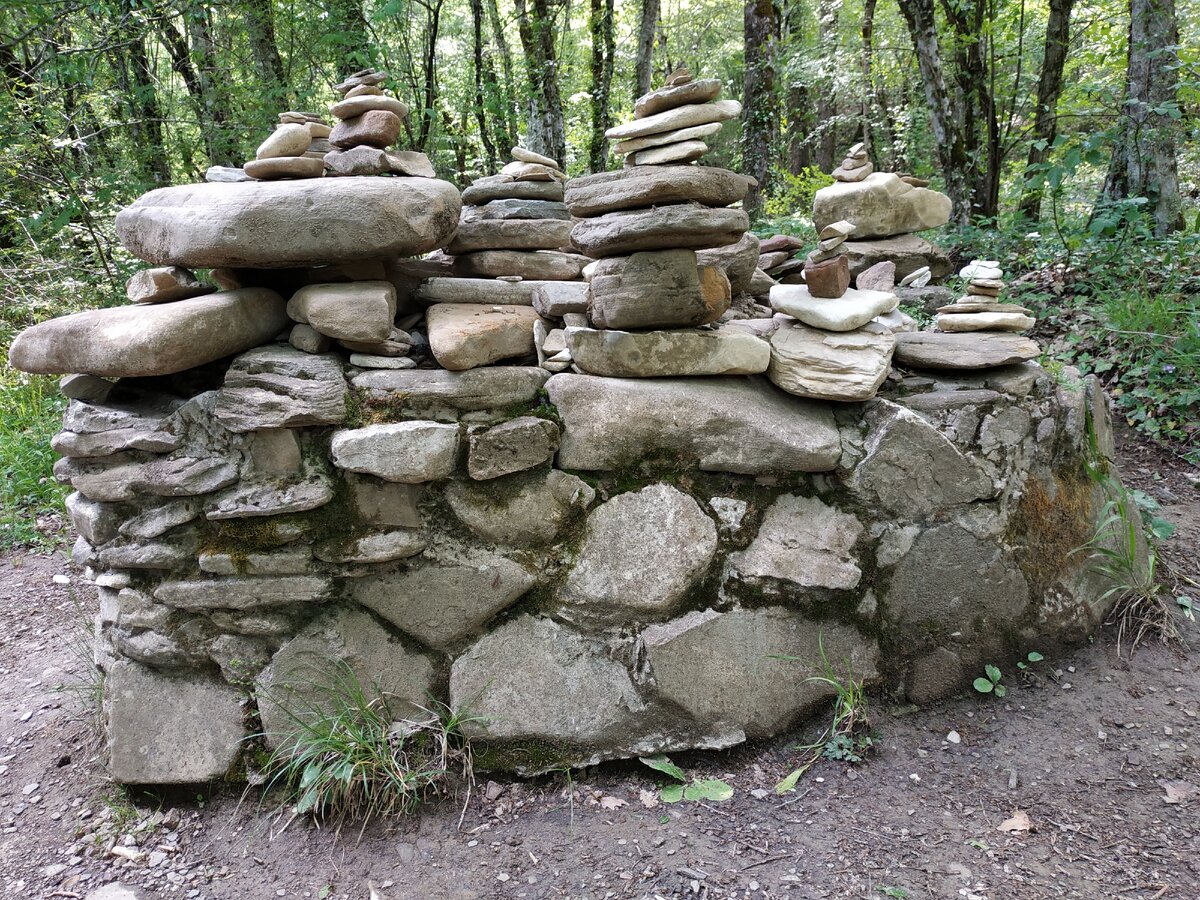 Мы тоже положили камушек на одну из пирамидок