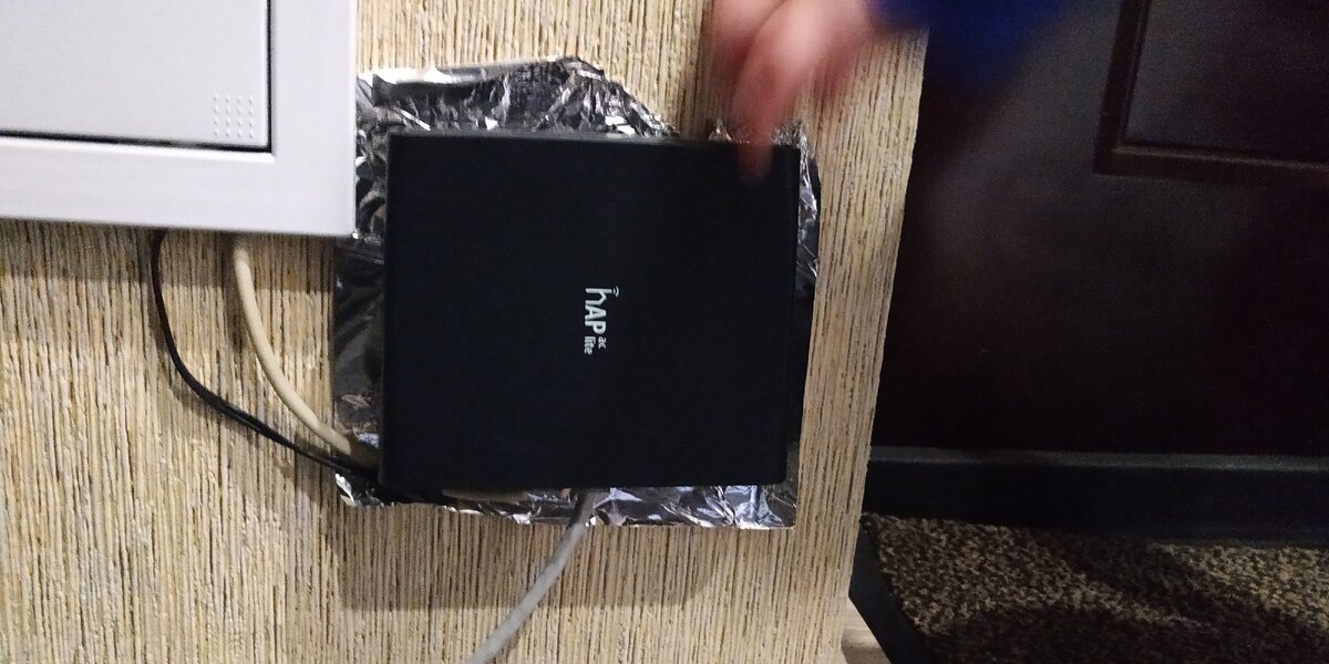 Фольга под роутером не знаю для чего, муж повесил