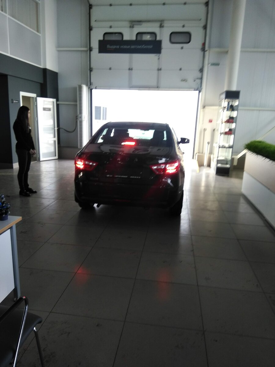 Приобрёл новую резину (20000 р), переобули сразу в салоне, ибо на улице зима.