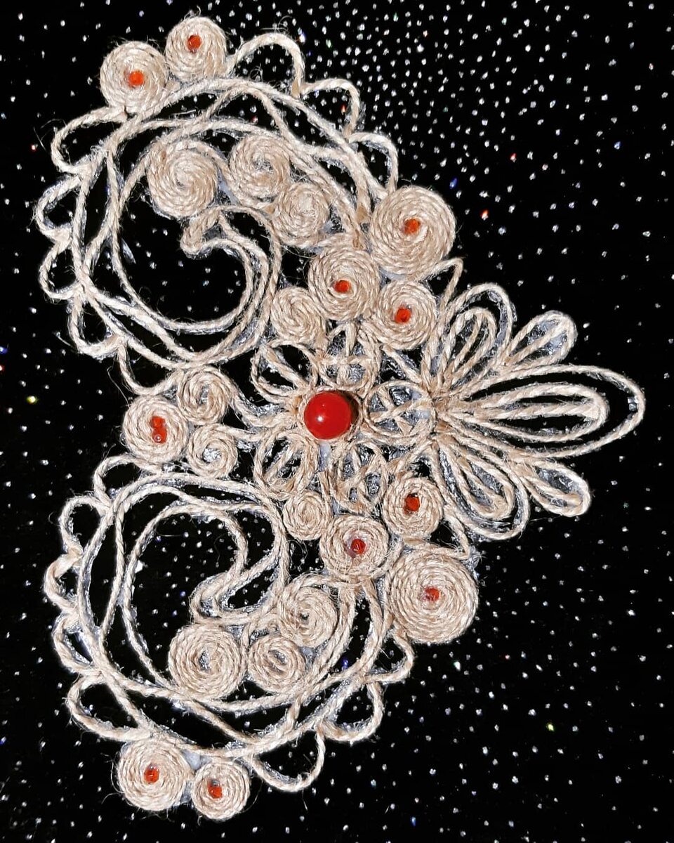 В результате герметик мало того, что не подошел, так и оказался на редкость ароматным, аж прослезилась. Один клей также отбраковала. Осталась последняя попытка сотворить задуманное.  Кто клеил из тубы, тот поймет все прелести процесса. Ватной палочкой размазывала по рисунку и только после этого приклеивала джут. Практически три часа работы,  несколько заходов с перерывами на кофе для успокоения нервов и, вуаля, готово. Теперь под пресс и отдыхаем до завтра.